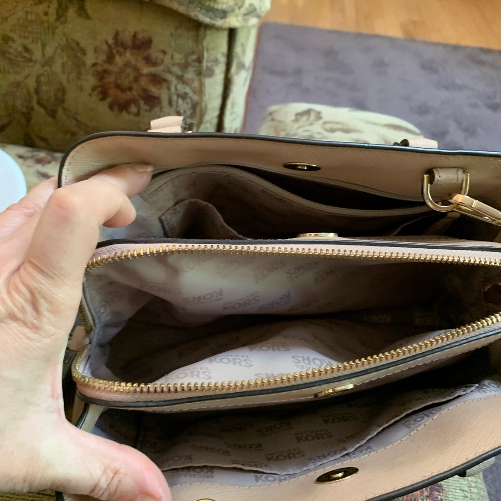 Michael Kors small bag/crossbody. - Picture 6 of 12
